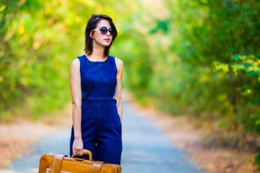 Bavullu genç kadın.