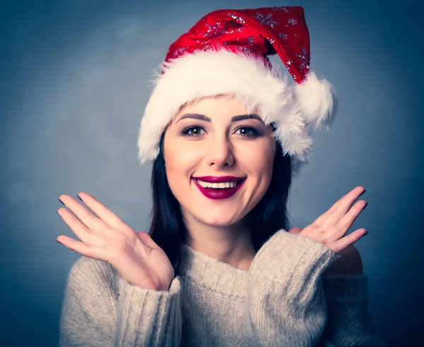 Frau mit Weihnachtsmütze — Stockfoto