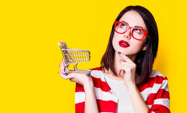 Frau in Brille mit Warenkorb — Stockfoto