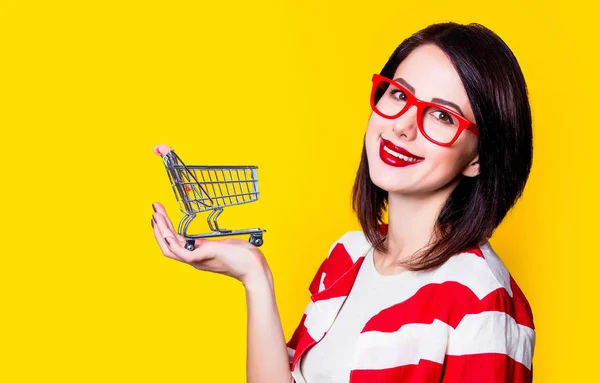 Frau in Brille mit Warenkorb — Stockfoto