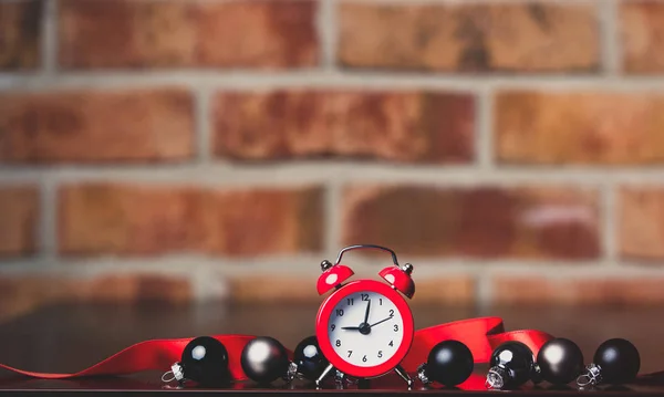 Reloj despertador rojo y adornos de Navidad — Foto de Stock