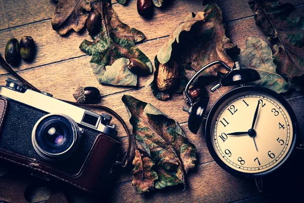 Câmera e relógio — Fotografia de Stock
