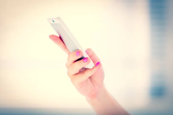 Telefoon in vrouwelijke hand — Stockfoto