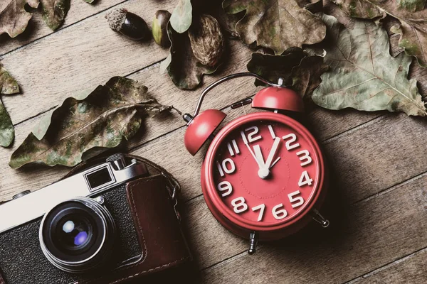 Камера и часы — стоковое фото