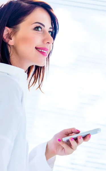 Jovem com telefone celular — Fotografia de Stock