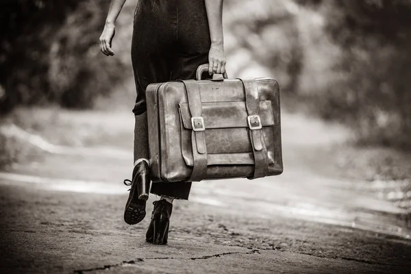 Jeune femme avec valise — Photo