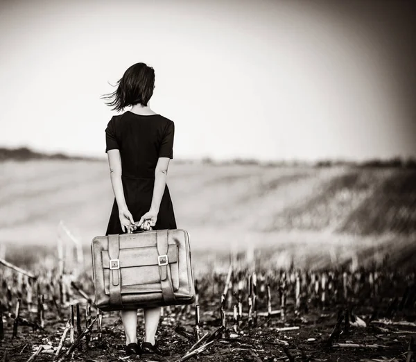 Bavullu genç kadın. — Stok fotoğraf