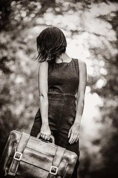 拿着手提箱的年轻女人 — 图库照片