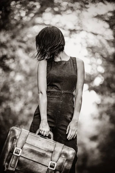 Jeune femme avec valise — Photo