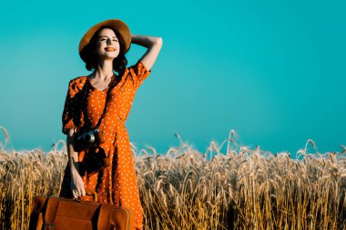 genç kadın ile bavul ve fotoğraf makinesi