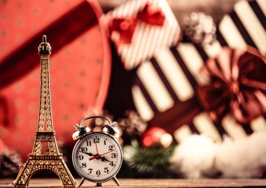 Eyfel Kulesi şeklinde oyuncak ve çalar saat