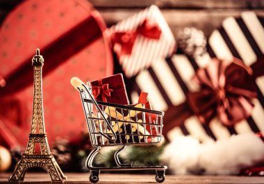 Eyfel Kulesi şeklinde oyuncak ve sepeti