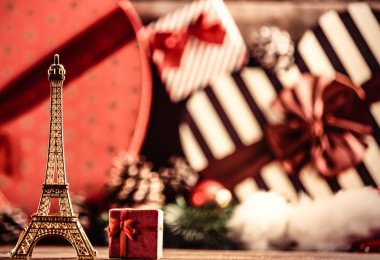oyuncak ve Hediyelik Noel dekorasyonları zemin üzerine fotoğraf Eyfel Kulesi'ne şeklinde