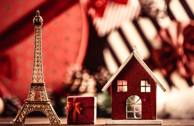 Eyfel Kulesi ve ev şeklinde oyuncaklar