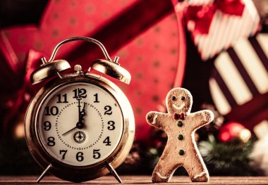 Zencefilli kurabiye adam ve çalar saat