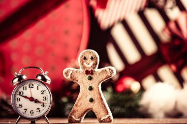 Zencefilli kurabiye adam ve çalar saat