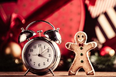 Zencefilli kurabiye adam ve çalar saat