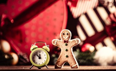 Zencefilli kurabiye adam ve çalar saat