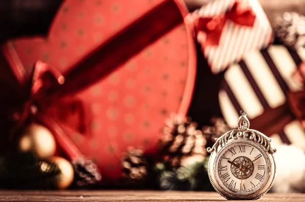 クリスマスの装飾に目覚まし時計 — ストック写真