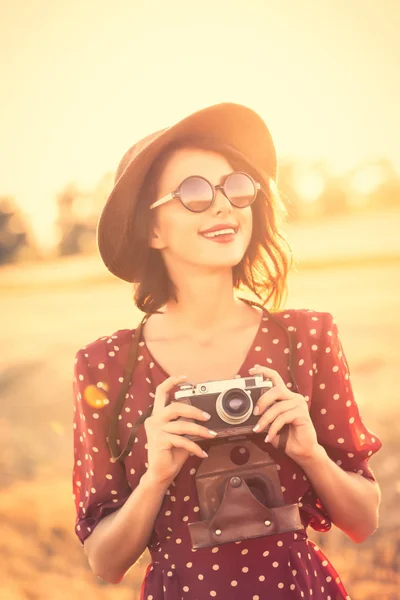 Portrait Belle Jeune Femme Avec Caméra Debout Sur Terrain — Photo