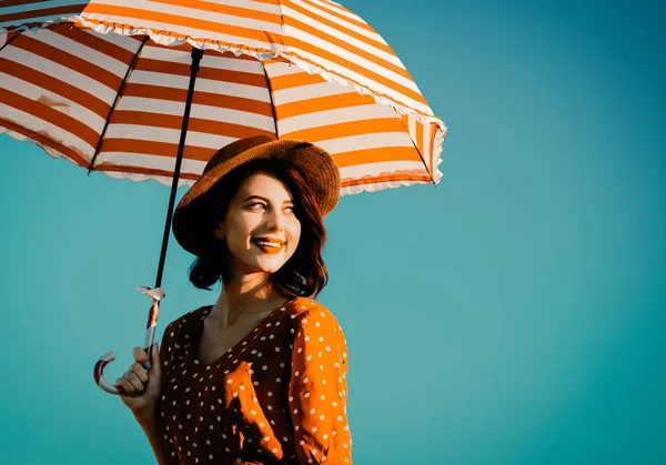 Jonge vrouw met paraplu — Stockfoto