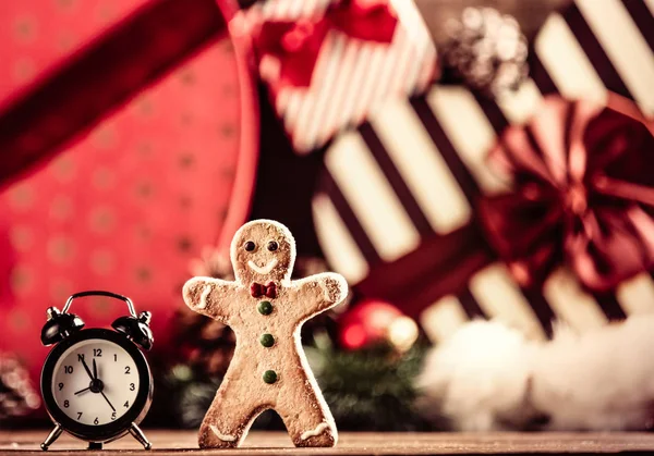 Zencefilli kurabiye adam ve çalar saat — Stok fotoğraf