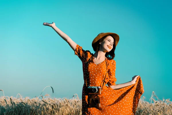 Jonge vrouw met camera — Stockfoto