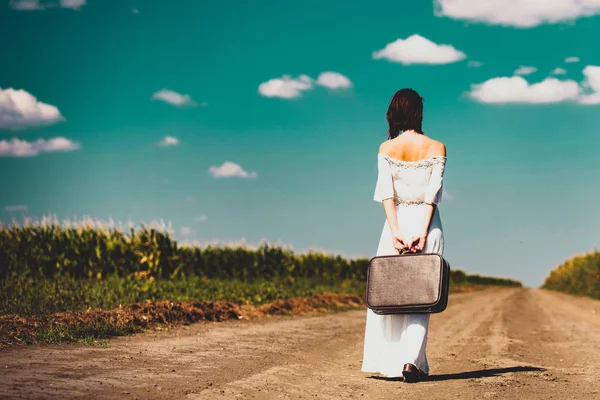 Jeune femme avec valise — Photo