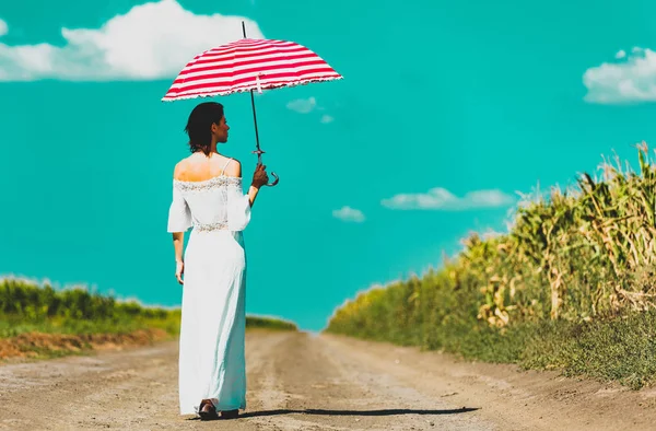 Şemsiyeli genç kadın — Stok fotoğraf