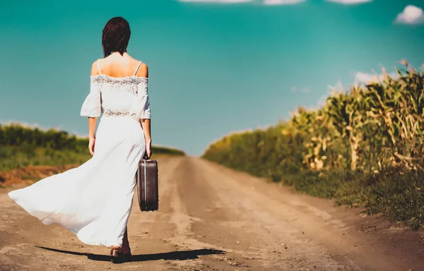 Jeune femme avec valise — Photo