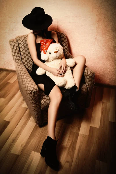 Mujer joven con oso de peluche —  Fotos de Stock