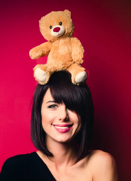 Jonge vrouw met teddybeer — Stockfoto