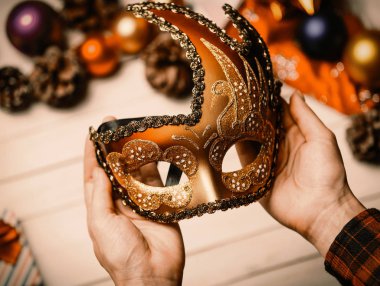 bir karnaval maskesi holding çocuk eller