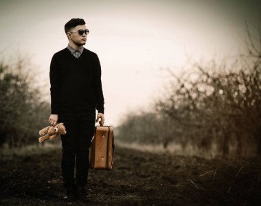 Seyahat çantası olan adam.