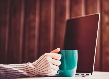 kadın woking yakınındaki bir defter ile