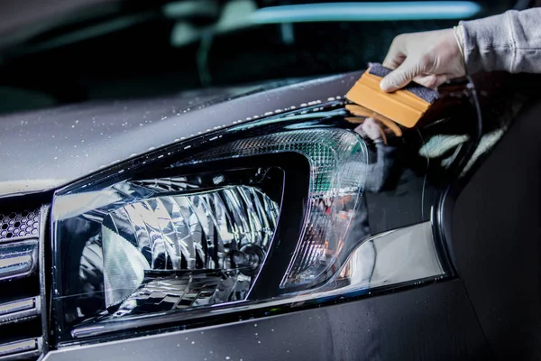 Wassen van een auto-koplamp op carwash — Stockfoto
