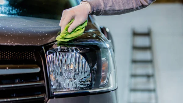 Мытье автомобильной фары на автомойке — стоковое фото