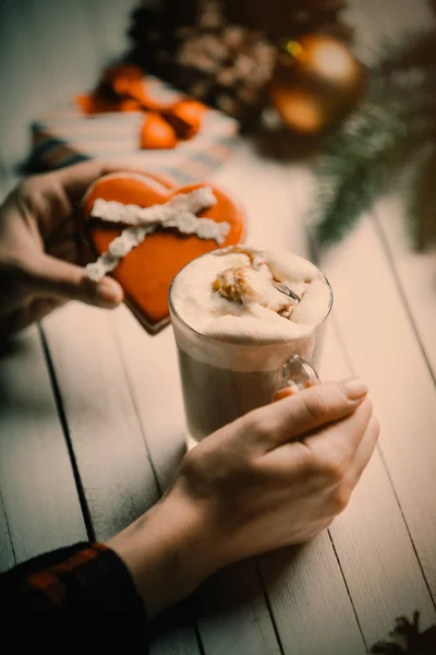 Vrouwelijke handen met een cookie en een kopje koffie — Stockfoto