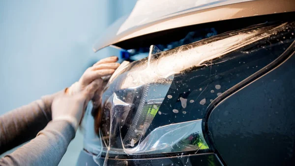 L'uomo incolla una membrana di protezione su auto — Foto Stock