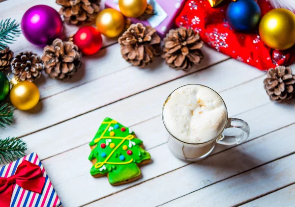 Kerstversiering, cookie en kopje koffie — Stockfoto