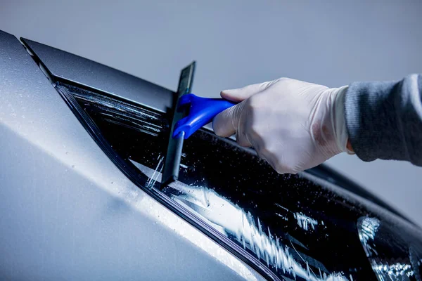 洗車で車のヘッドライトを洗う人間手 — ストック写真