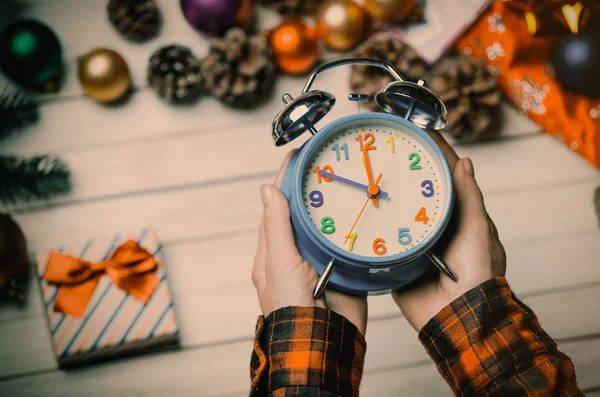 Aiguilles enfant tenant une horloge — Photo