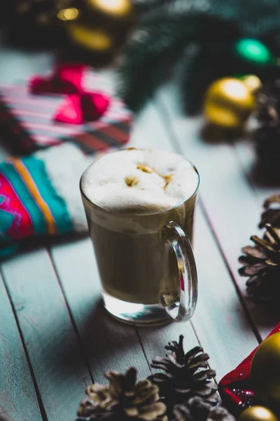Kerstversiering, cadeau, Sok en kopje koffie — Stockfoto