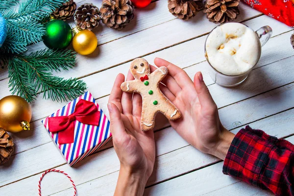 Mãos femininas segurando um biscoito — Fotografia de Stock