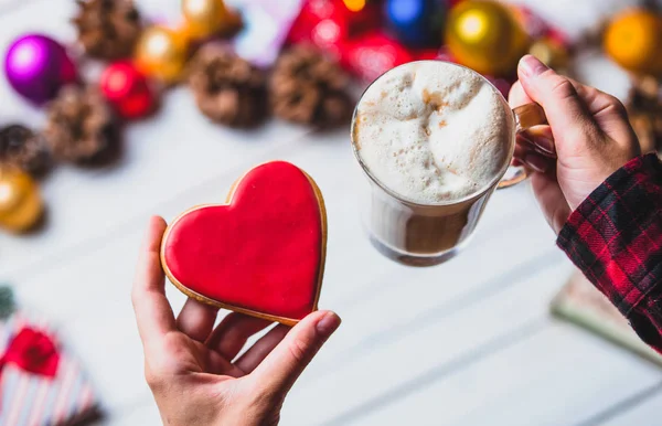 Kind handen met een cookie en een kopje koffie — Stockfoto