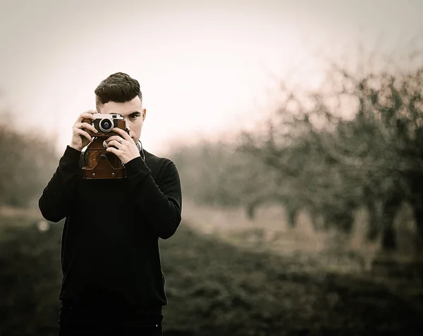 Portret van een jonge man met camera — Stockfoto