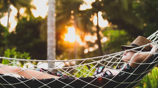 Frau entspannt sich in einer Hängematte — Stockfoto