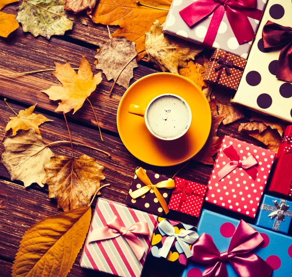 Caffè e regali di stagione con foglie — Foto Stock