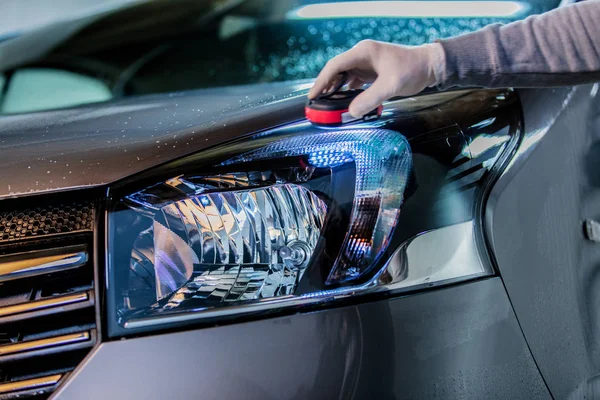 Lavar um farol de carro em carwash — Fotografia de Stock