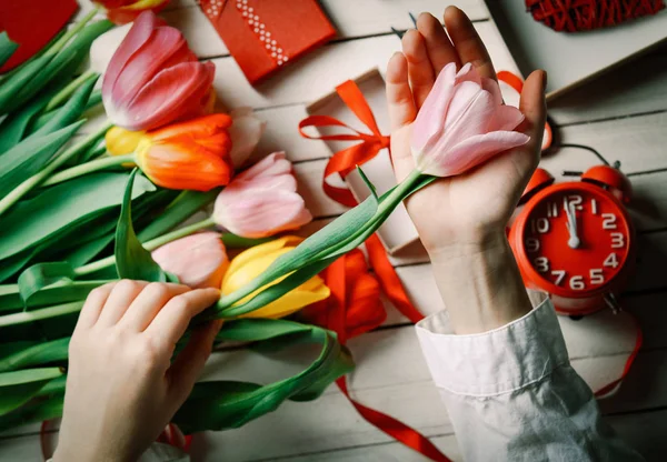 Kvinnliga händerna håller en tulip blomma — Stockfoto